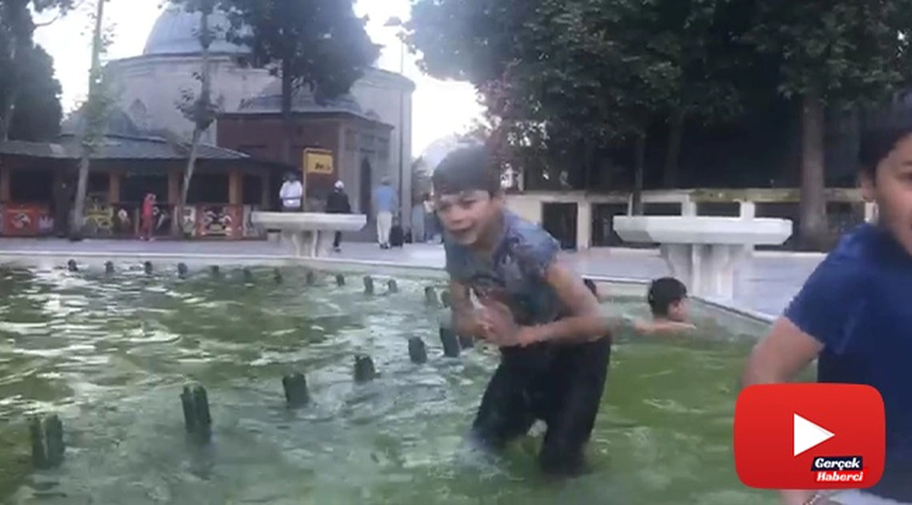 Çocukların süs havuzunda tehlikeli eğlencesi kamerada