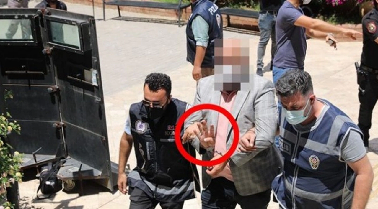 Didim Belediye Başkanı Atabay’a saldıranlardan adliye önünde Rabia pozu