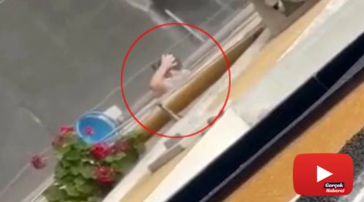 Kafasını köpürte köpürte yağmur suyuyla böyle yıkandı