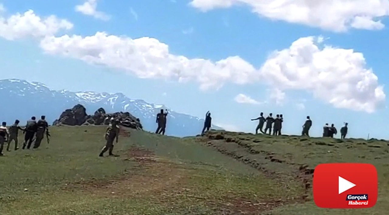 Savaşa gider gibi at sırtında sopalarla kavgaya koştular
