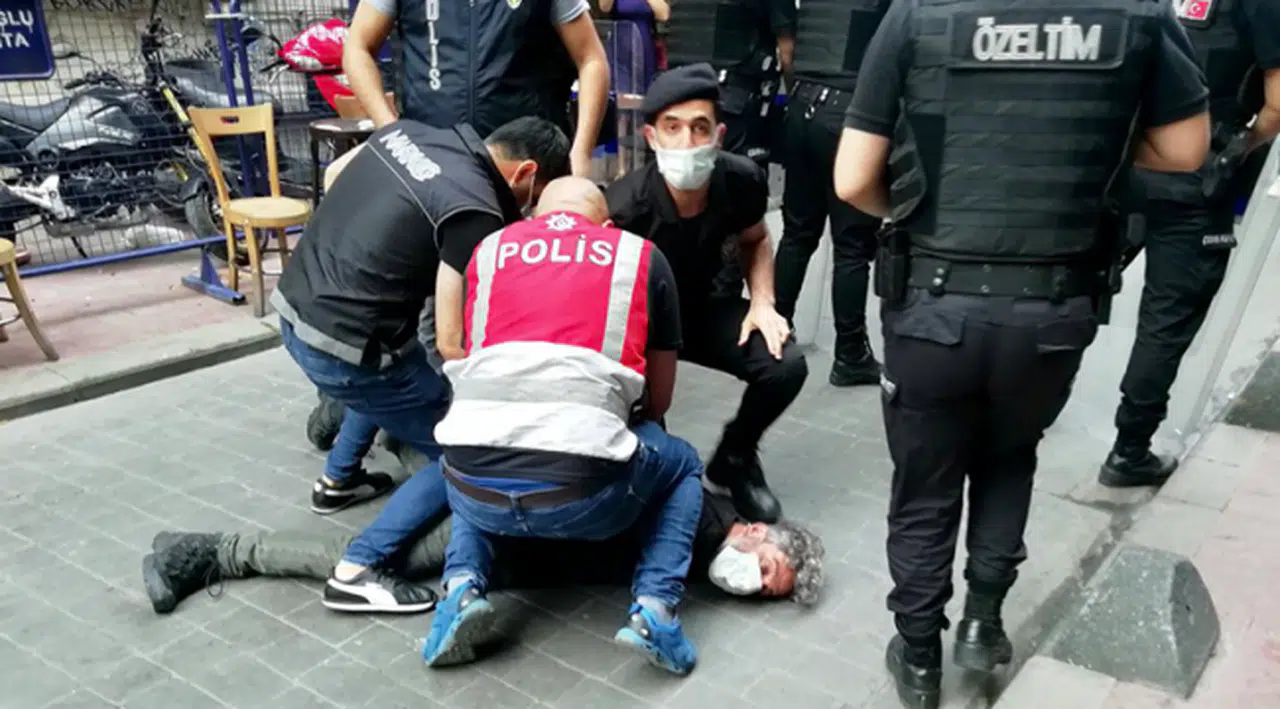 Türkiye Gazeteciler Sendikası: AFP muhabiri boğazına basılıp nefessiz bırakılarak gözaltına alındı, sorumlu polisler hakkında işlem yapılmasını talep ediyoruz!