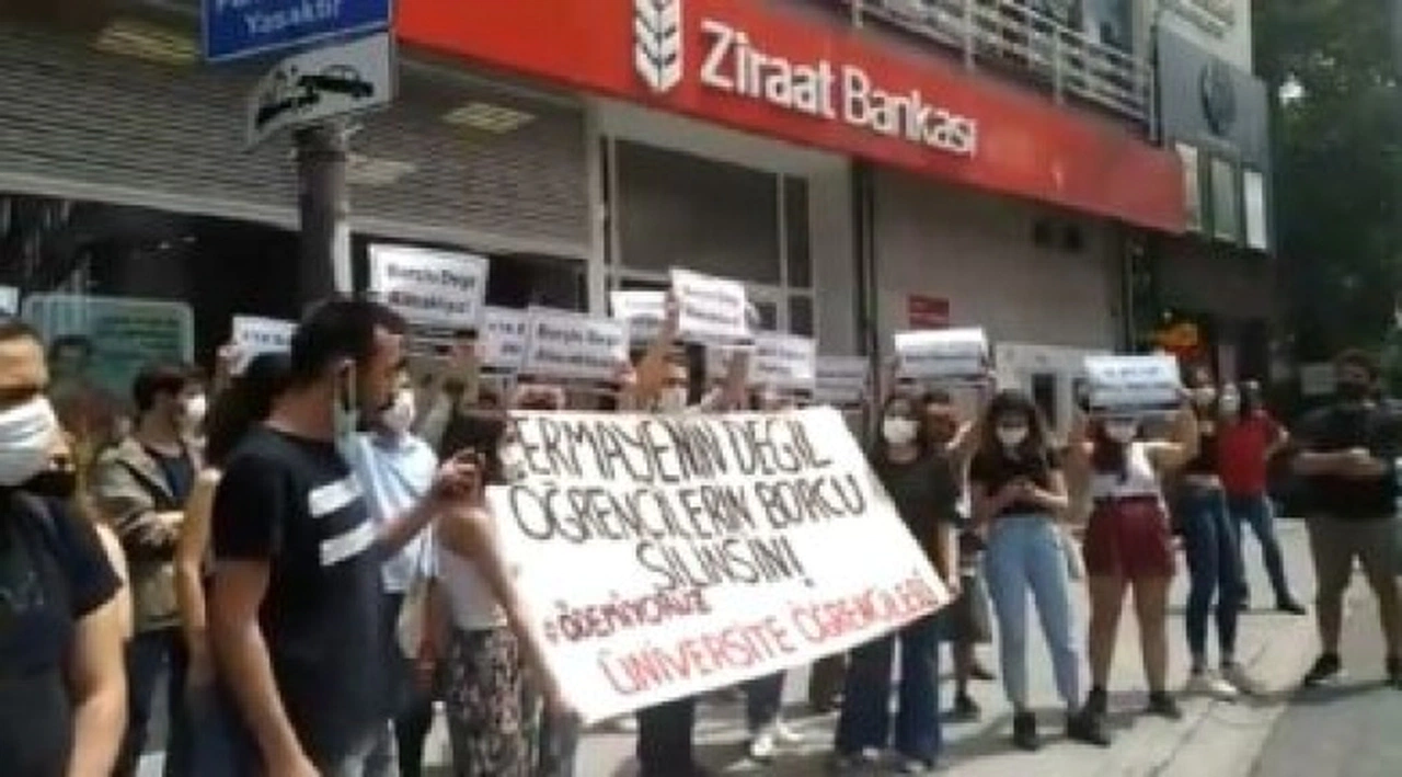 Ziraat Bankası önünde öğrencilerden eylem: ‘AKP’nin gençliğe faturası’nı yırttılar