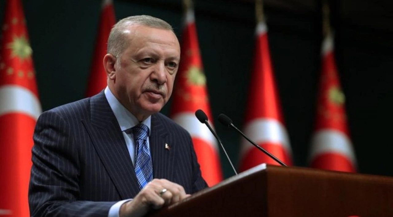 Akit yazarı: Siyasetin aklını politikaya kurban etmeyin!