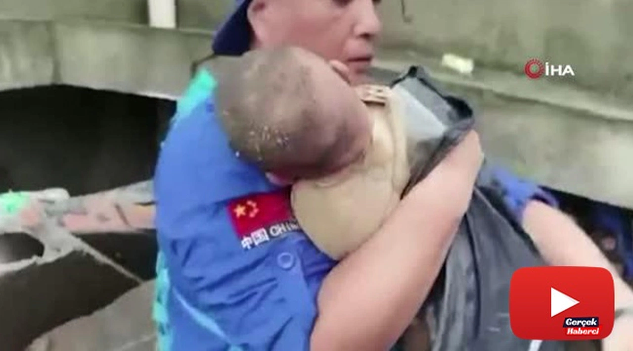 Çin'i vuran selde çöken evin altında kalan bebek sağ olarak çıkarıldı