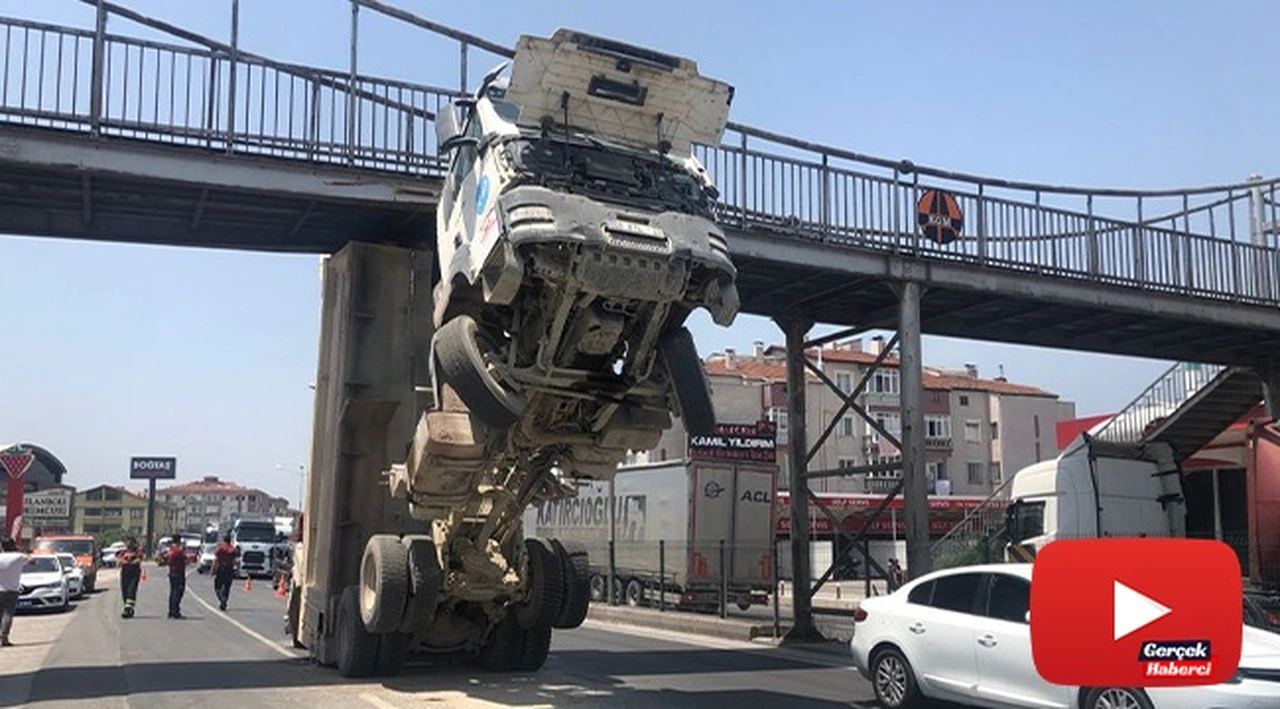Damperi açık kalan kamyon üst geçide çarptı