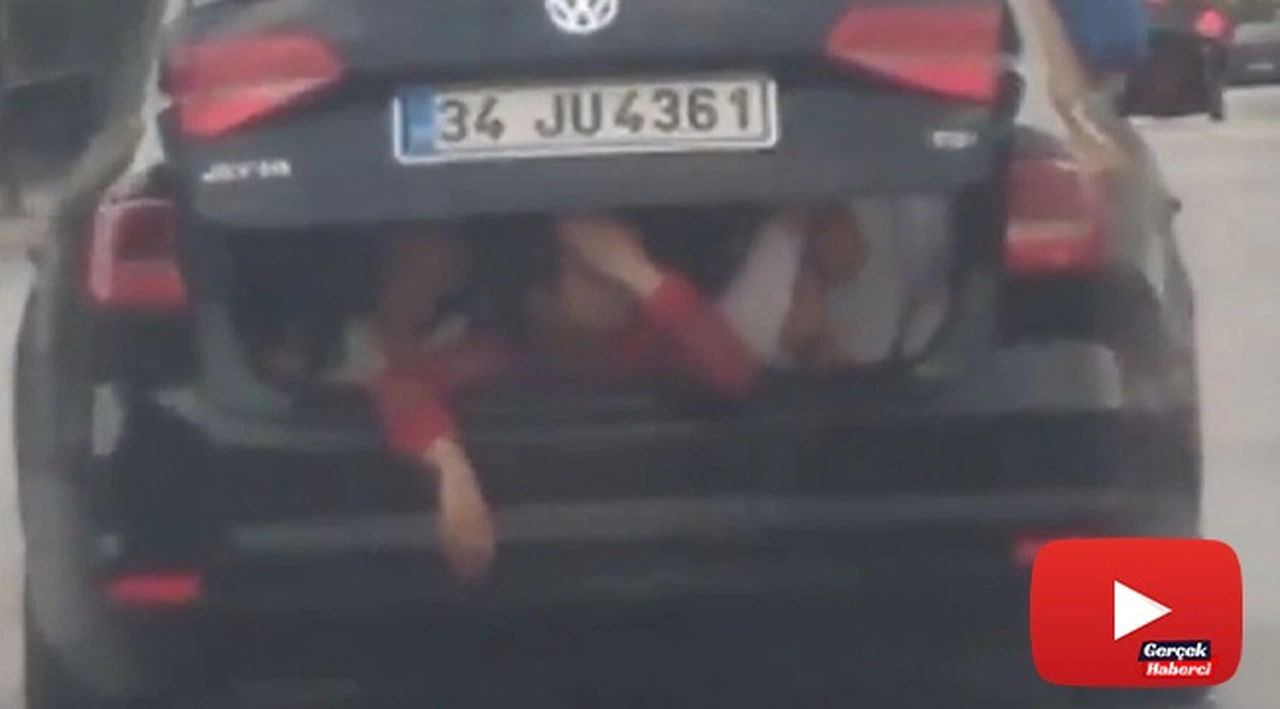 Otomobilin bagajındaki çocukların tehlikeli yolculuğu kamerada