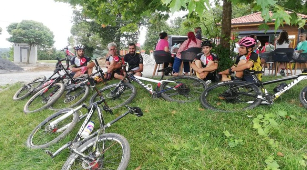 Parkur işaretlerini plastik çöp zannederek topladı, bisikletçiler kayboldu