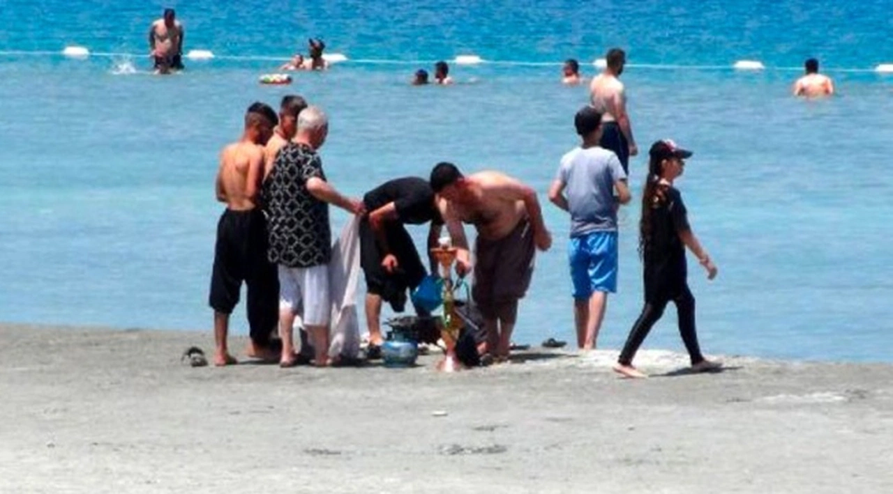 Salda Gölü'nde nargile içen ve çamur banyosu yapan 4 kişiye idari yaptırım