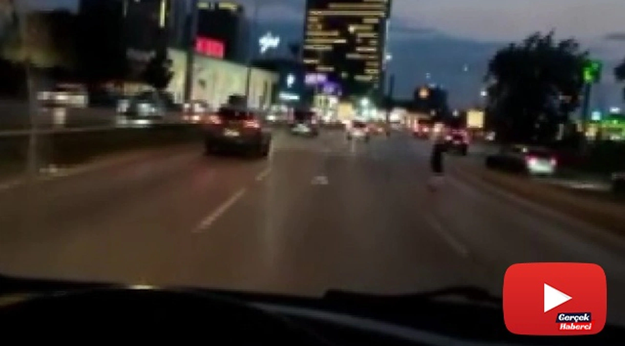 Canlarını hiçe saydılar.. Hızla akan trafikte yolun karşısına geçmeye çalıştılar