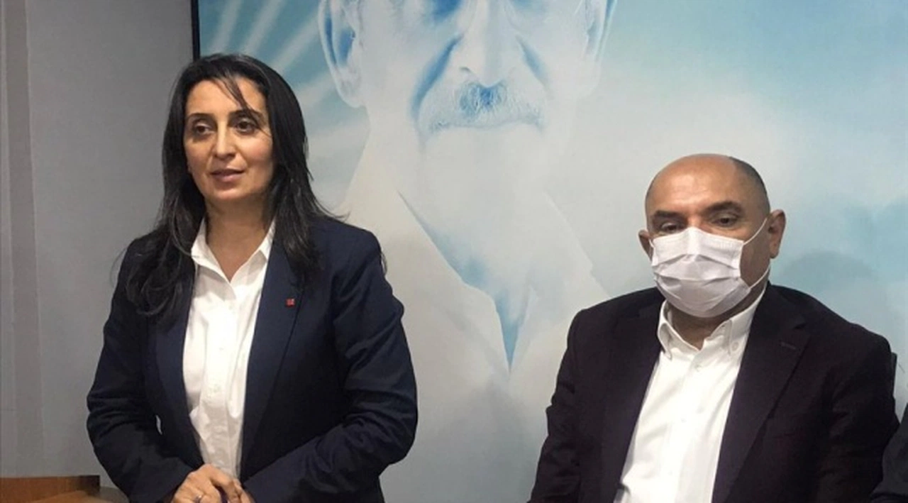 CHP Kocaeli Milletvekili Tahsin Tarhan ve CHP Kocaeli İl Kadın Kolları Başkanı Songül Kaya, trafik kazası geçirdi.