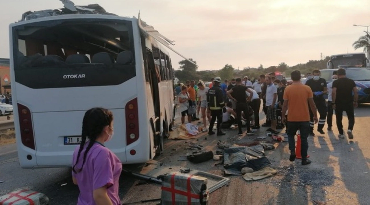 Manavgat’ta havaalanına yolcu taşıyan tur otobüsü kaza yaptı: 3 ölü, 5 yaralı