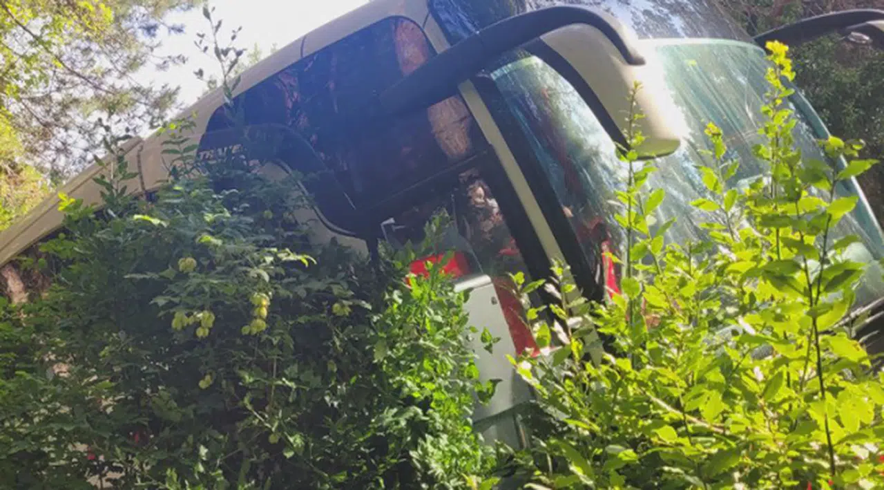 35 yolcusu bulunan otobüs, uçurumun kenarında asılı kaldı