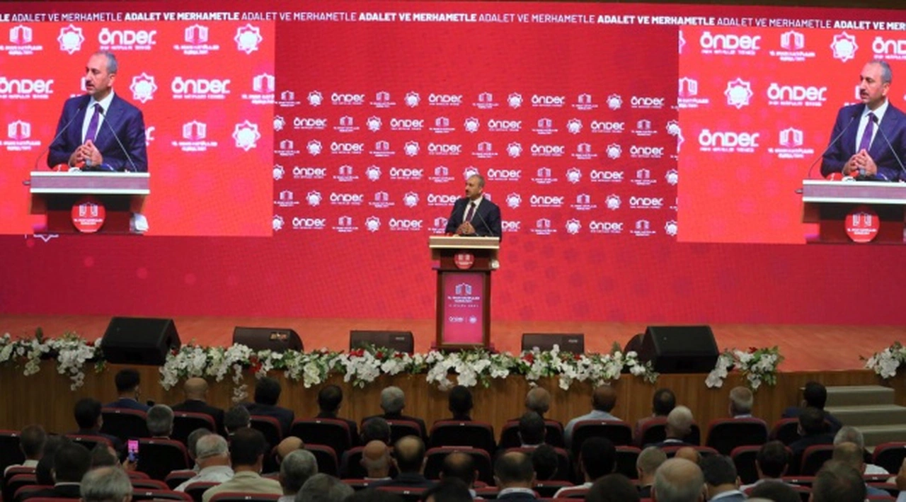 Adalet Bakanı Gül: Statükoyu, beyaz Torosları siyah Audilere, faili meçhulleri 2023'lere taşımak isteyen zihniyet ile de mücadele edeceğiz