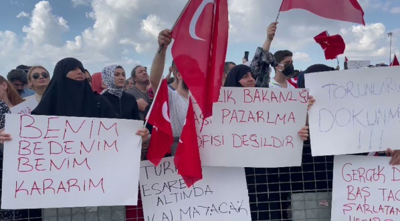 Aşı karşıtlarının İstanbul mitingi: Çoğunluk maske takmadı, bir kişi 'Yeni normalin canı cehenneme' diye bağırdı