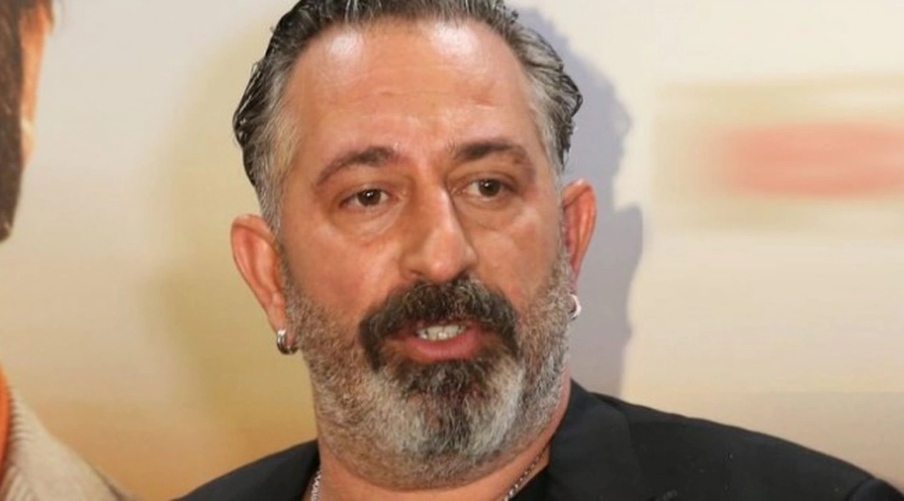 Cem Yılmaz: “Gariban” asaleti ile yokluk çekene denir, hırsız gariban olmaz