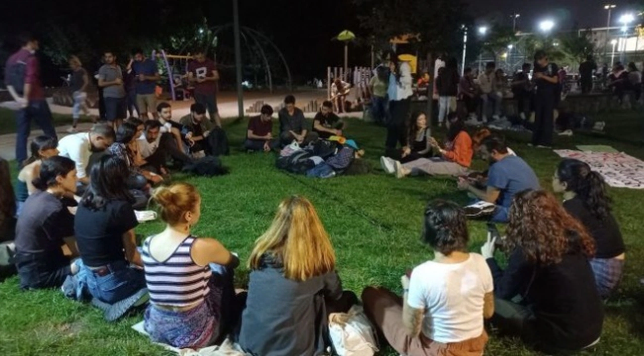 Öğrencilerin #Barınamıyoruz eylemleri sürüyor: 11 kentte sokakta sabahlayacaklar
