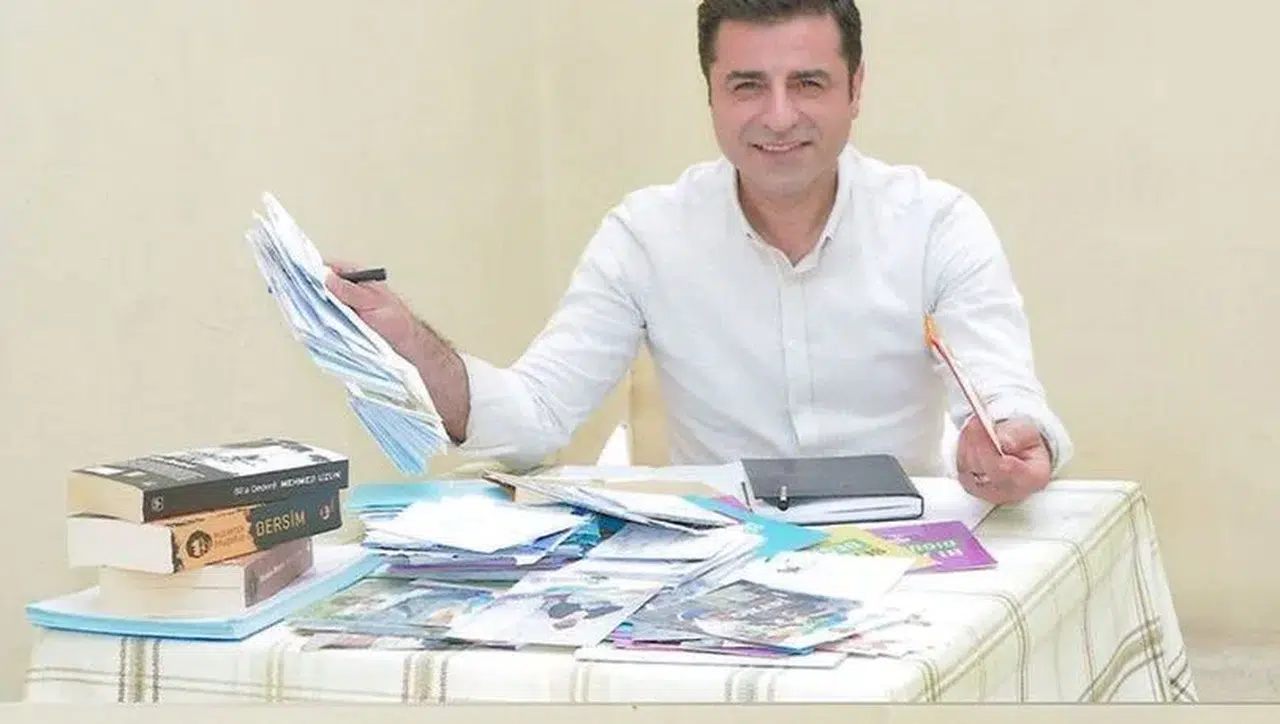 Selahattin Demirtaş'tan Kürtçe kitap önerisi: 'Asimilasyon bitti' diyenler yalan söylüyor