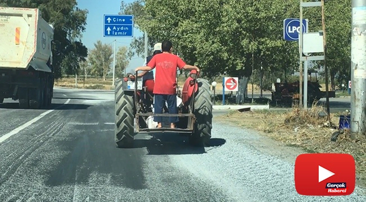 Traktör arkasındaki tehlikeli yolculuk kameralara yansıdı