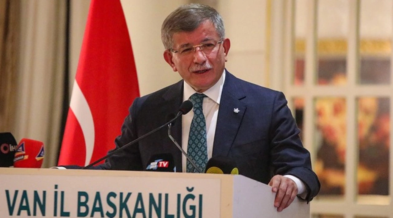 Asansör kazası geçiren Davutoğlu'ndan ilk açıklama: Çok şükür olayı ucuz atlattık