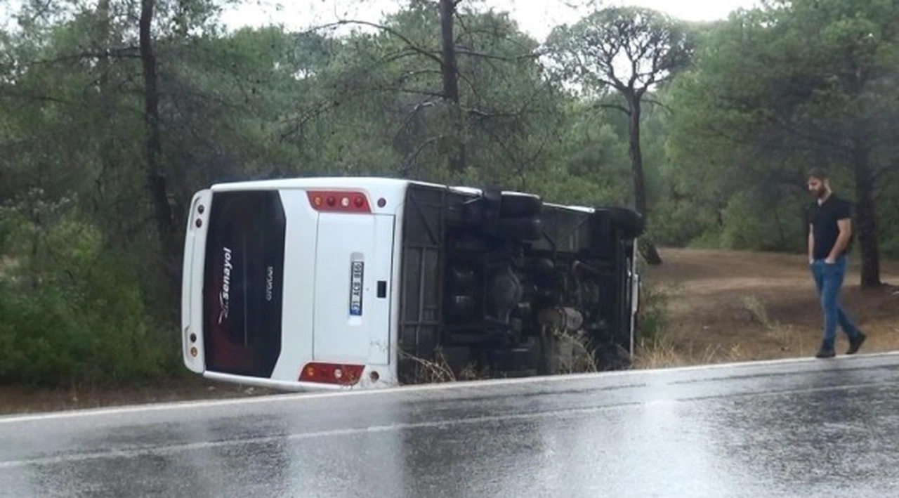 Manavgat'ta tur otobüsü devrildi: 8 yaralı