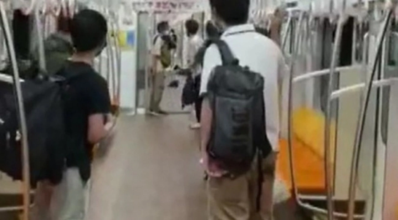Tokyo'da bıçaklı saldırı: Treni ateşe verip 15 kişiyi yaraladı
