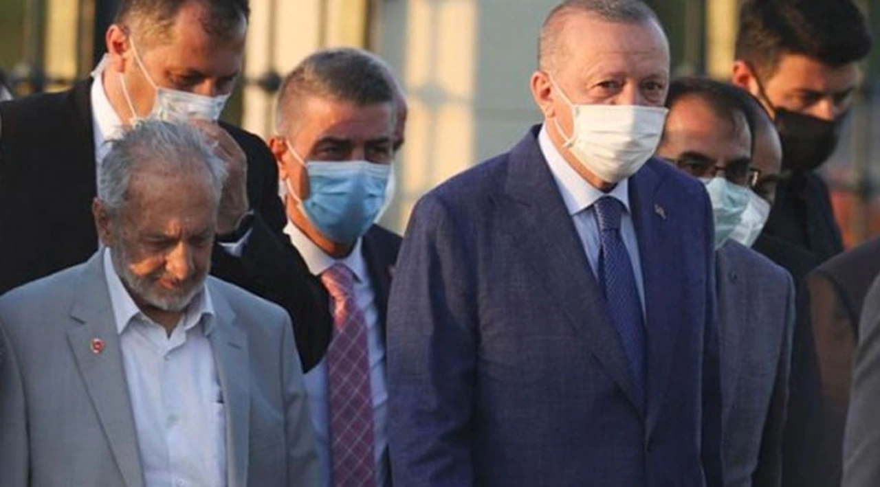 Yeni Şafak yazarı Orakoğlu: Saadet Partisi YİK Başkanı Oğuzhan Asiltürk aşı olmadığı ve maske takmadığı için Koronavirüs'e yakalanarak vefat etti
