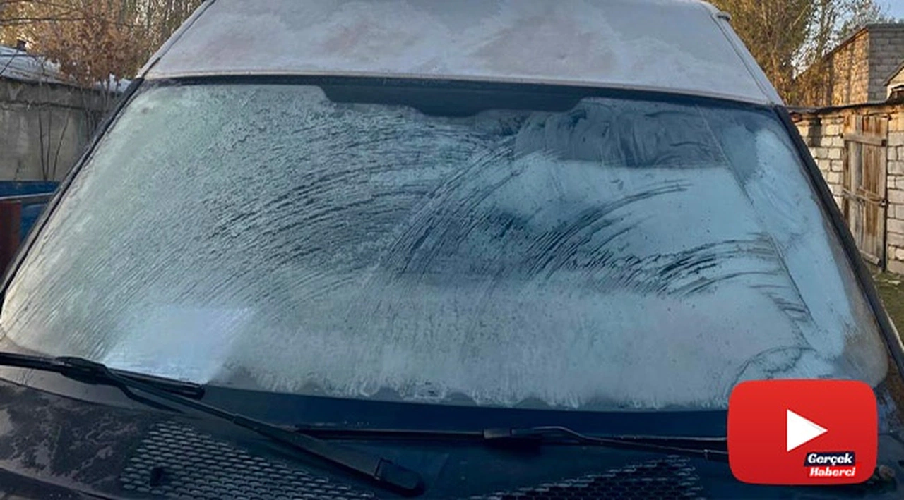Ağrı dondu, araçlar buz tuttu