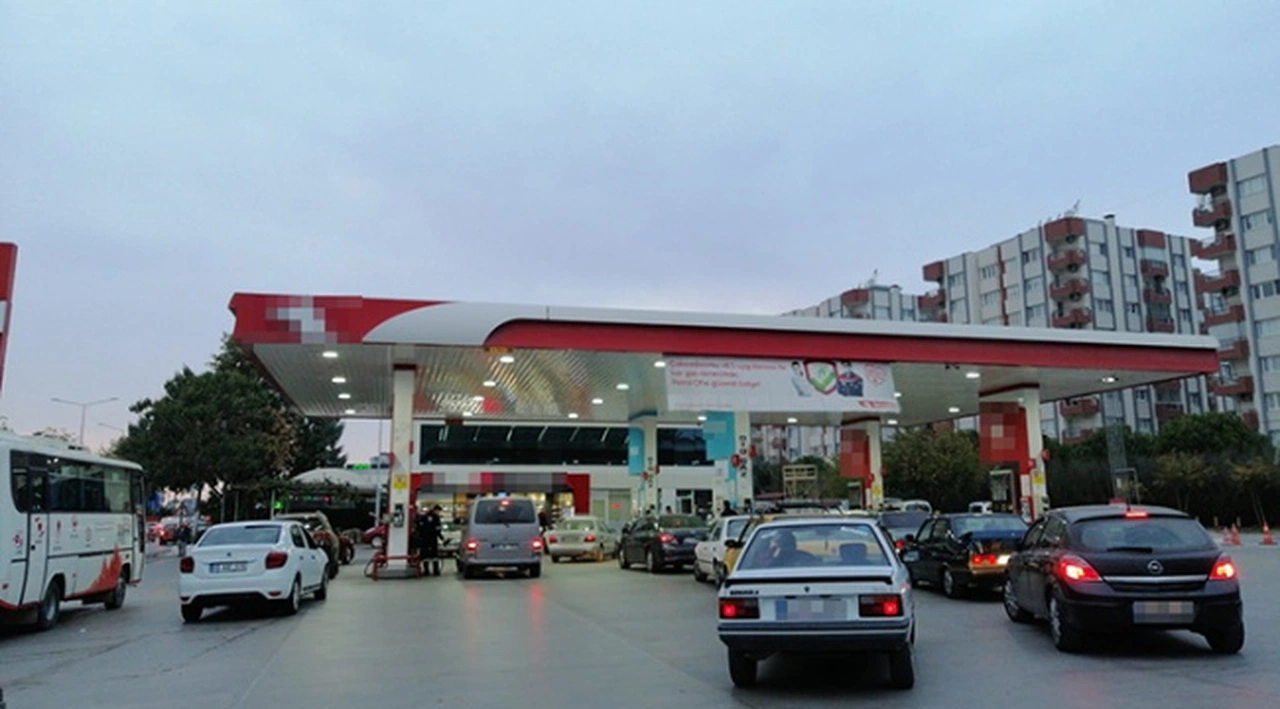 Akaryakıt istasyonlarında zam kuyrukları