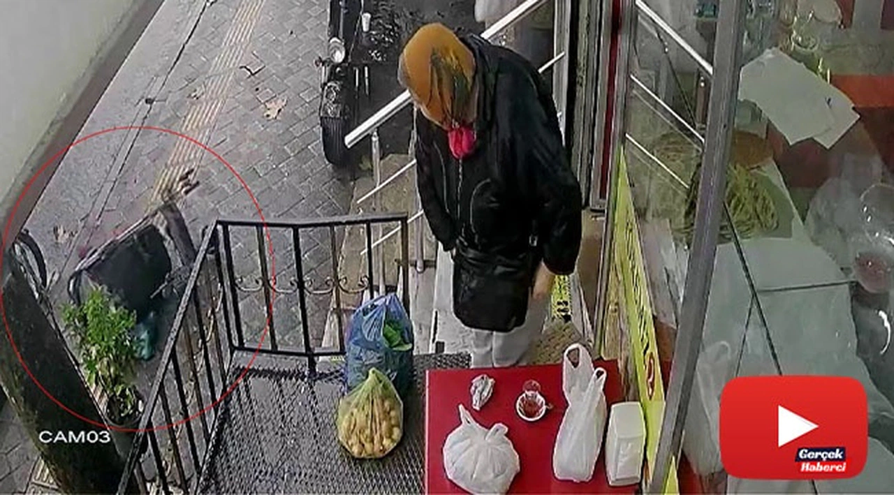 Annesinin bebek arabasının içinde yalnız bıraktığı çocuk yola düştü