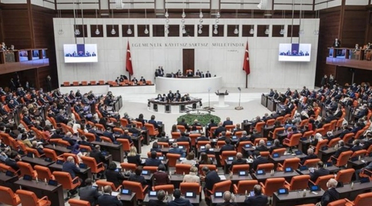 CHP'den öğretmenlere eşit ücret ödenmesi için kanun teklifi