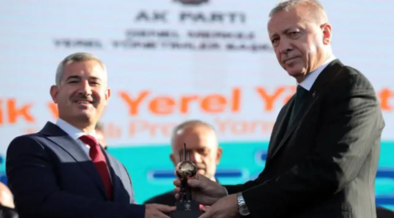 Gri pasaportla yurtdışına insan kaçıran başkanlara Erdoğan’dan ödül!