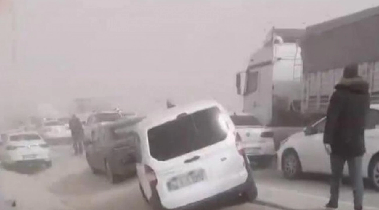Konya-Ankara yolunda kum fırtınası! 30 araç birbirine girdi