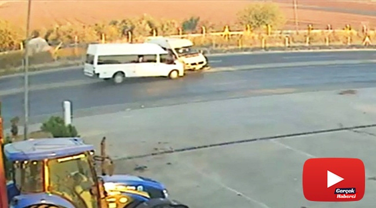 Park halindeyken hareket etti yoldan geçen başka bir minibüsle çarpıştı