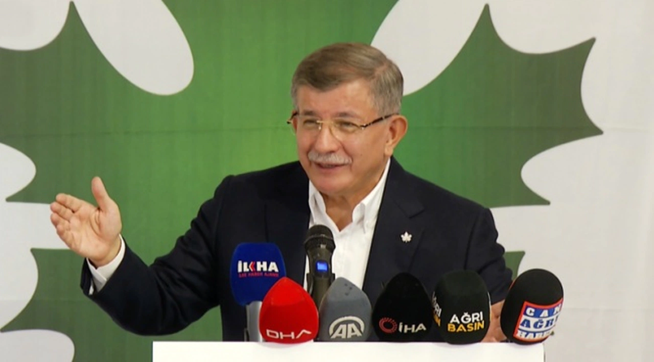 Davutoğlu: Cumhurbaşkanlığı hükümet sistemine geçildiği üç yılda üç Maliye Bakanı gördük, bunun adı kurumsal çöküştür