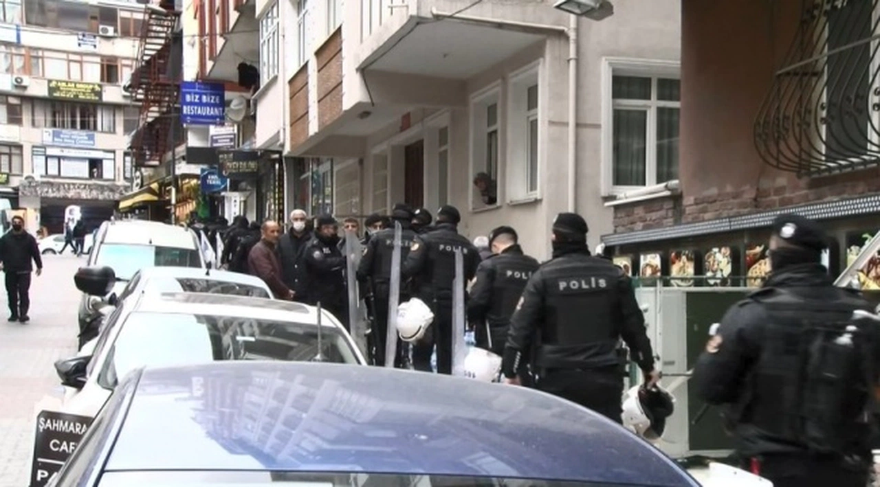 İstanbul Valiliği'nden açıklama: Şüpheli şahıs gözaltına alındı, 2 adet kurusıkı tabanca ele geçirildi