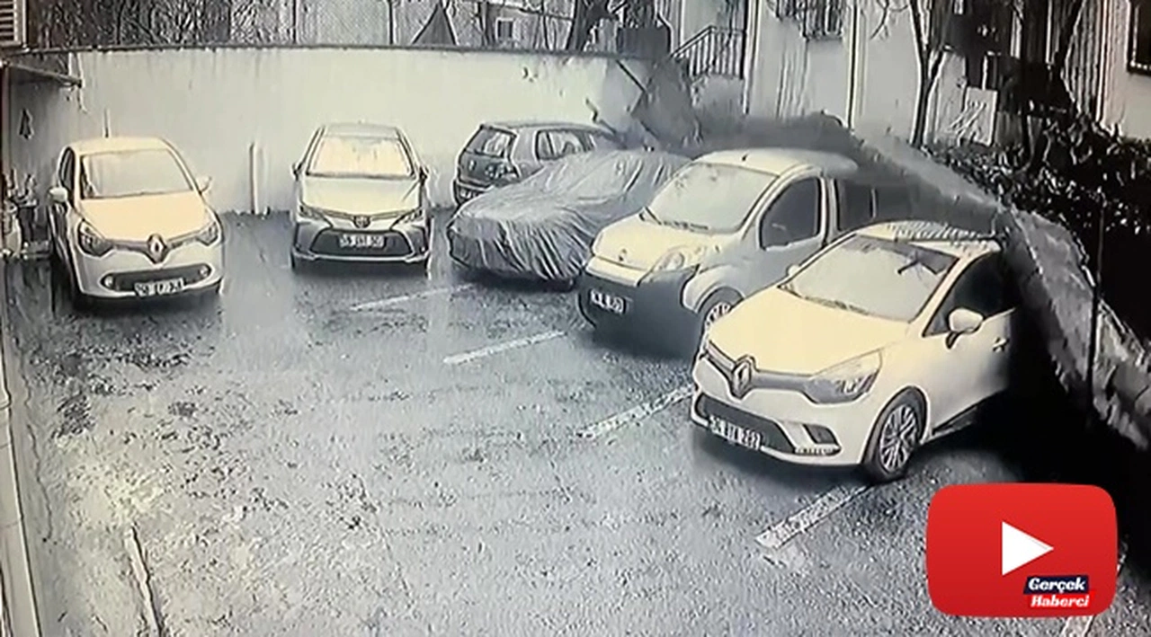İstinat duvarının araçların üzerine çökme anı kamerada