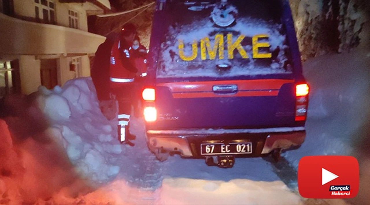 Kar nedeniyle köy yolu kapanan hastanın imdadına UMKE ekipleri yetişti