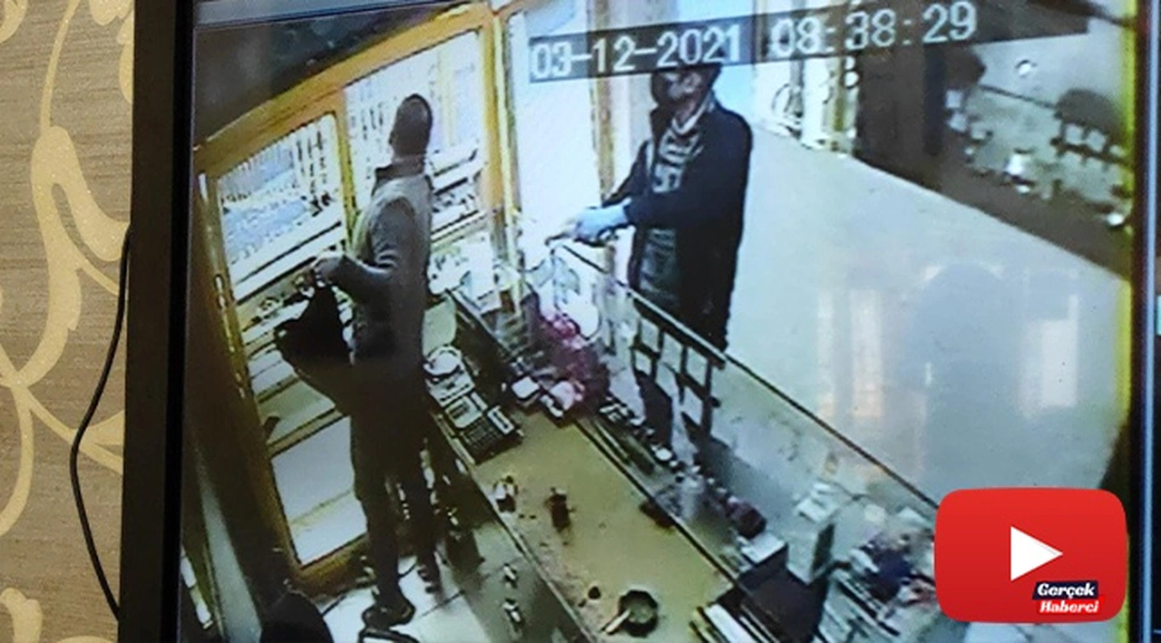 Kuyumcu soygun anında çay içmeye devam etti