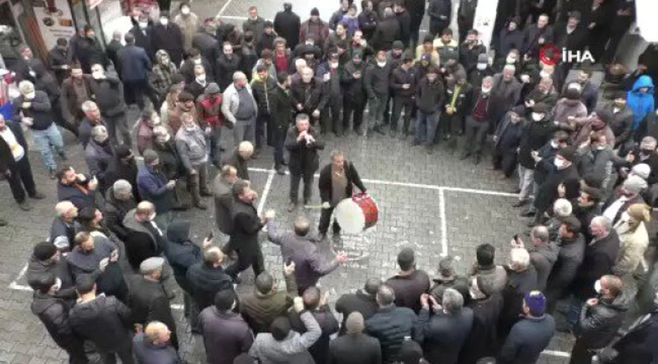 Malatya'da esnafın "Dolar 13 liraya düştü" sevinci: Dolar yakıp halay çektiler