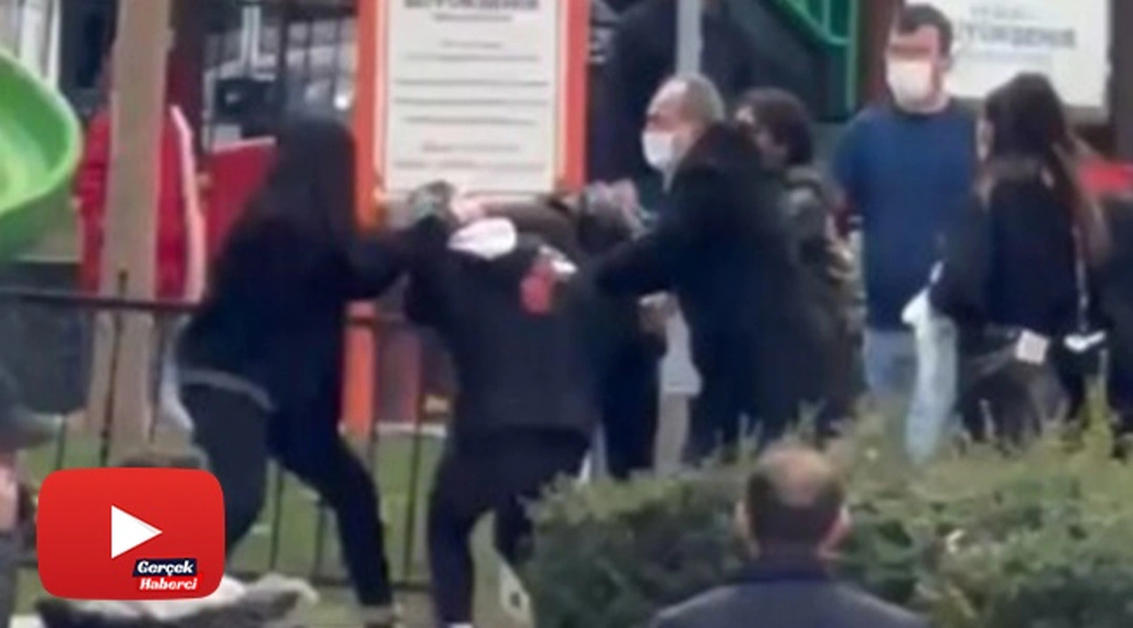 Parkta karşılaşan liseli genç kızlar birbirine girdi