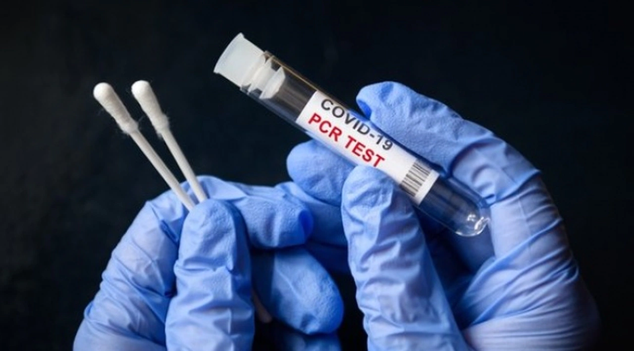 Aşısızlara PCR testi kaldırıldı