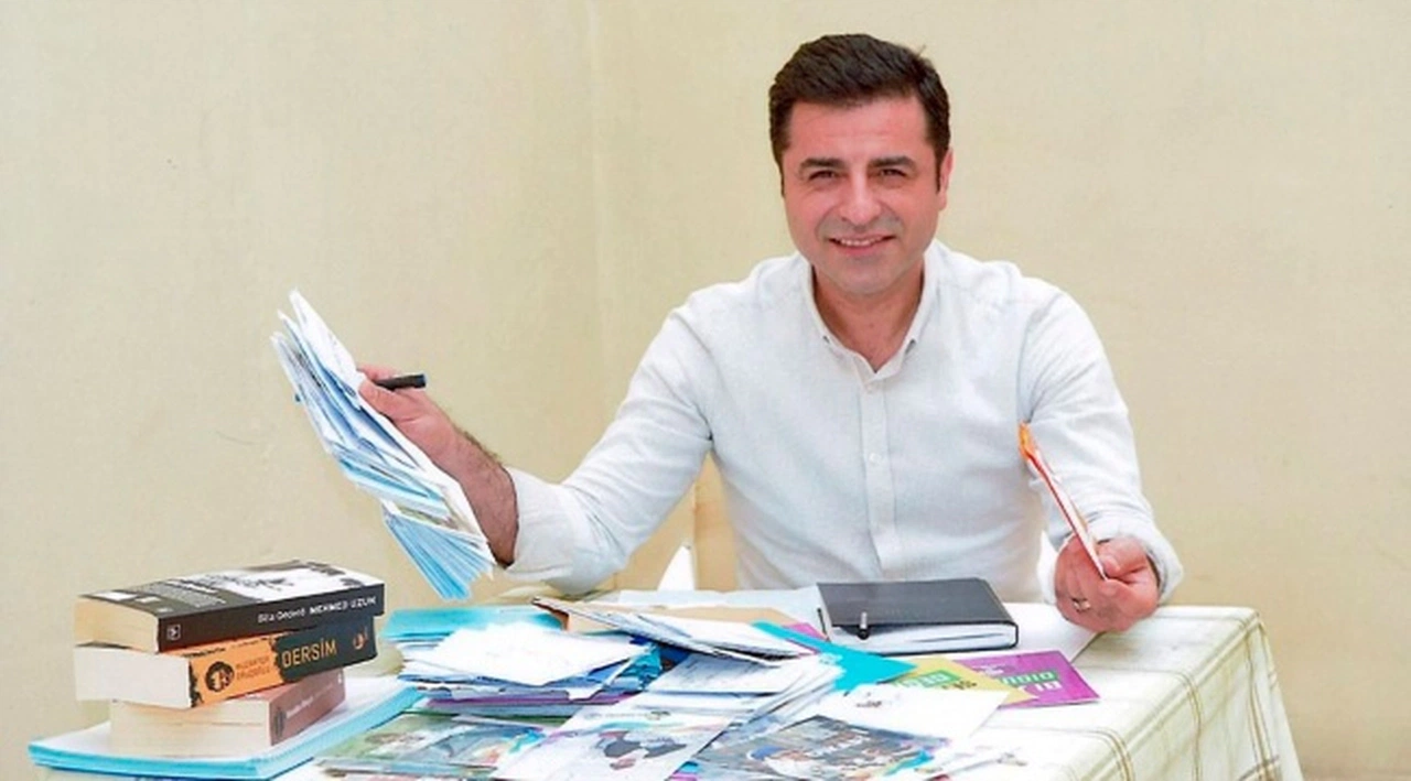 Demirtaş'ın mesajı İsmail Küçükkaya tarafından okundu: "Zam var, zulüm var ama umut da var, çözüm de var"