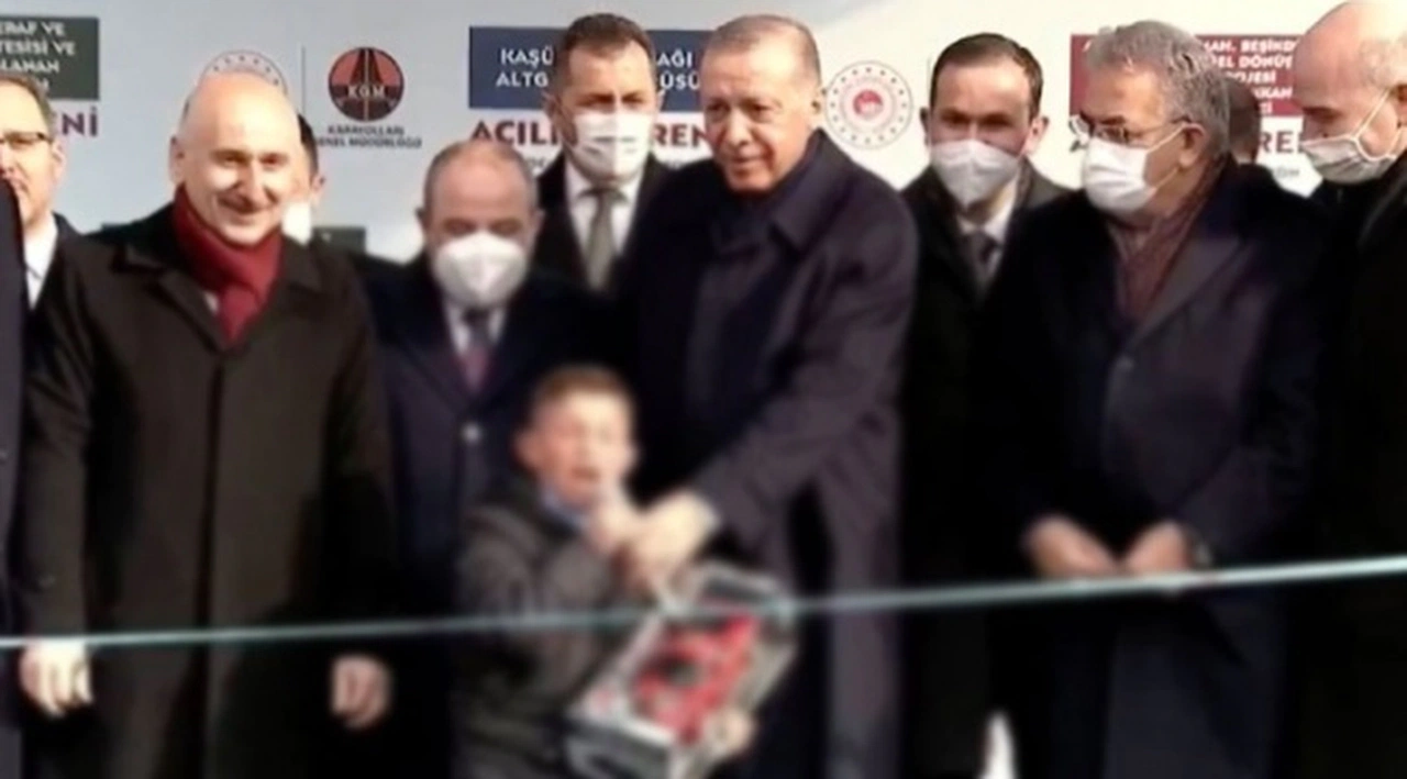 İmamoğlu: Devleti yönetenler,  masum bir çocuğa söyletilmiş “hain” ifadesine gülüyor, memleketimde bu şovun yapılmasını kınıyorum