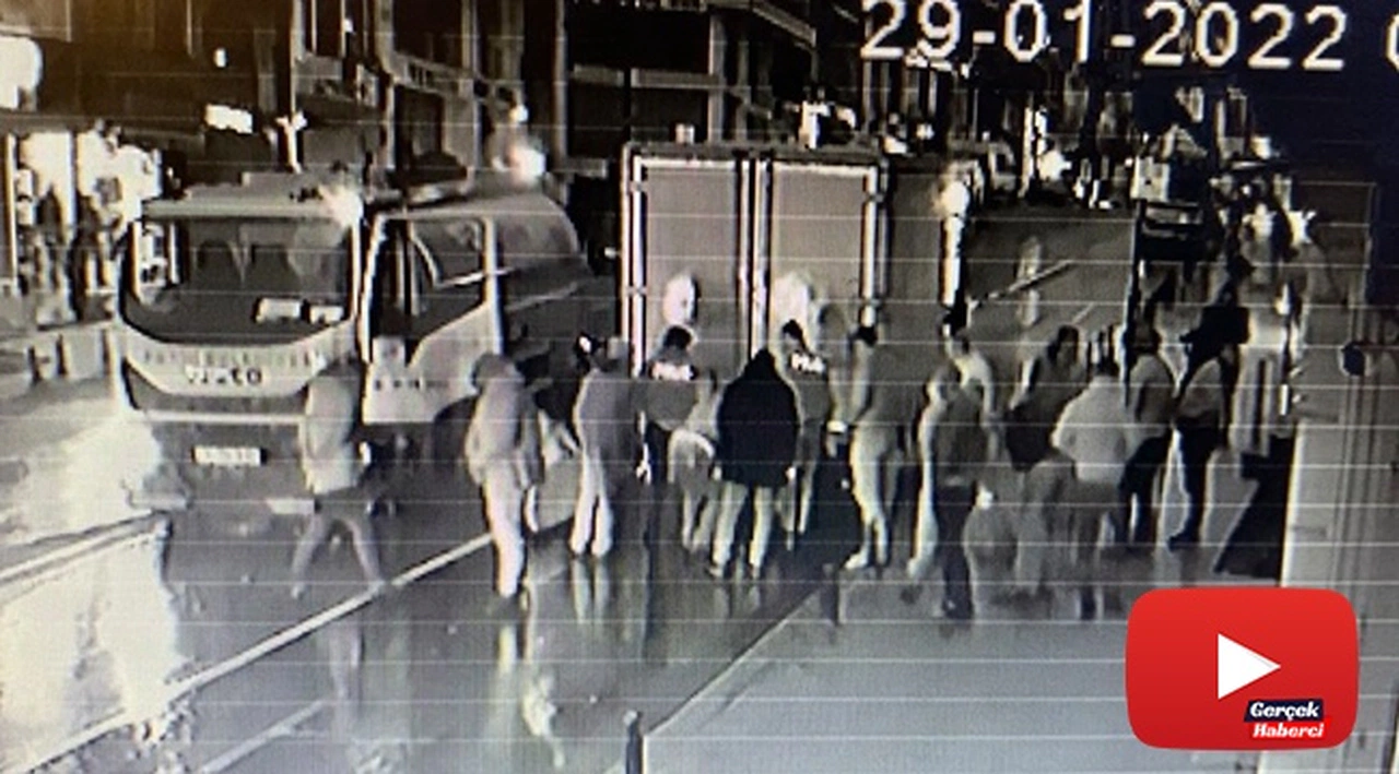 Kamyonun altına giren alkollü genci, üstüne su atarak çıkardılar