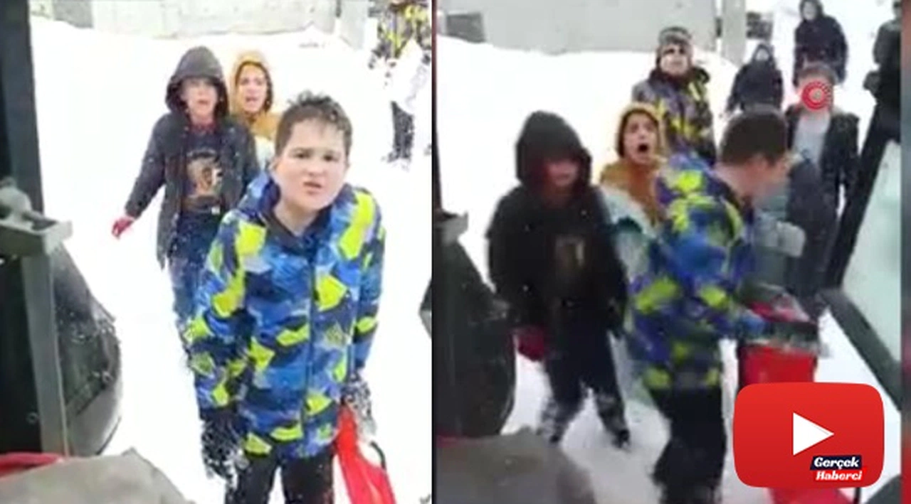 Kızakla kayan çocuklardan yolu temizlemeye gelen iş makinesi operatöründen iç ısıtan talep