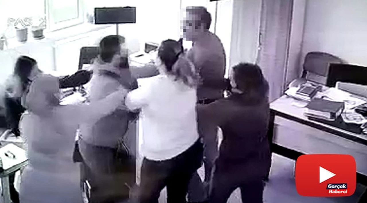 Önce kadın memura hakaret etti, sonra ayırmaya çalışan memura kafa attı