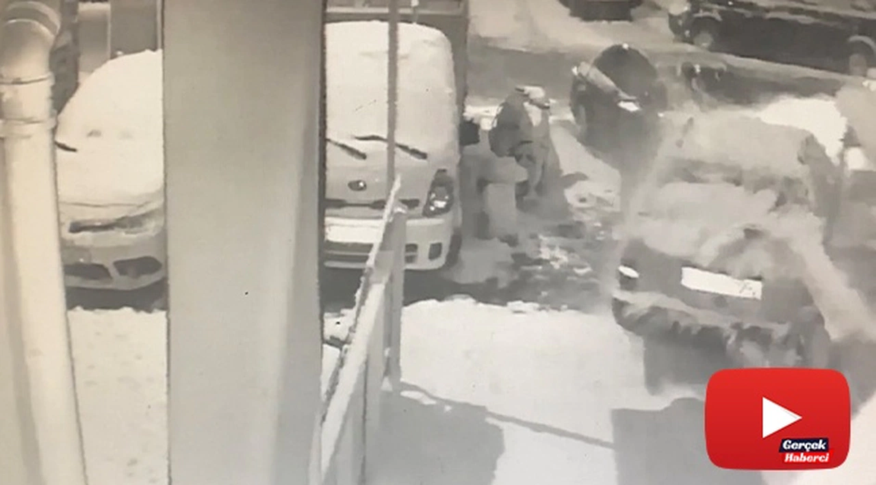 Otomobilin çarptığı araç kıraathanenin bahçesine daldı: Kaza anı kamerada