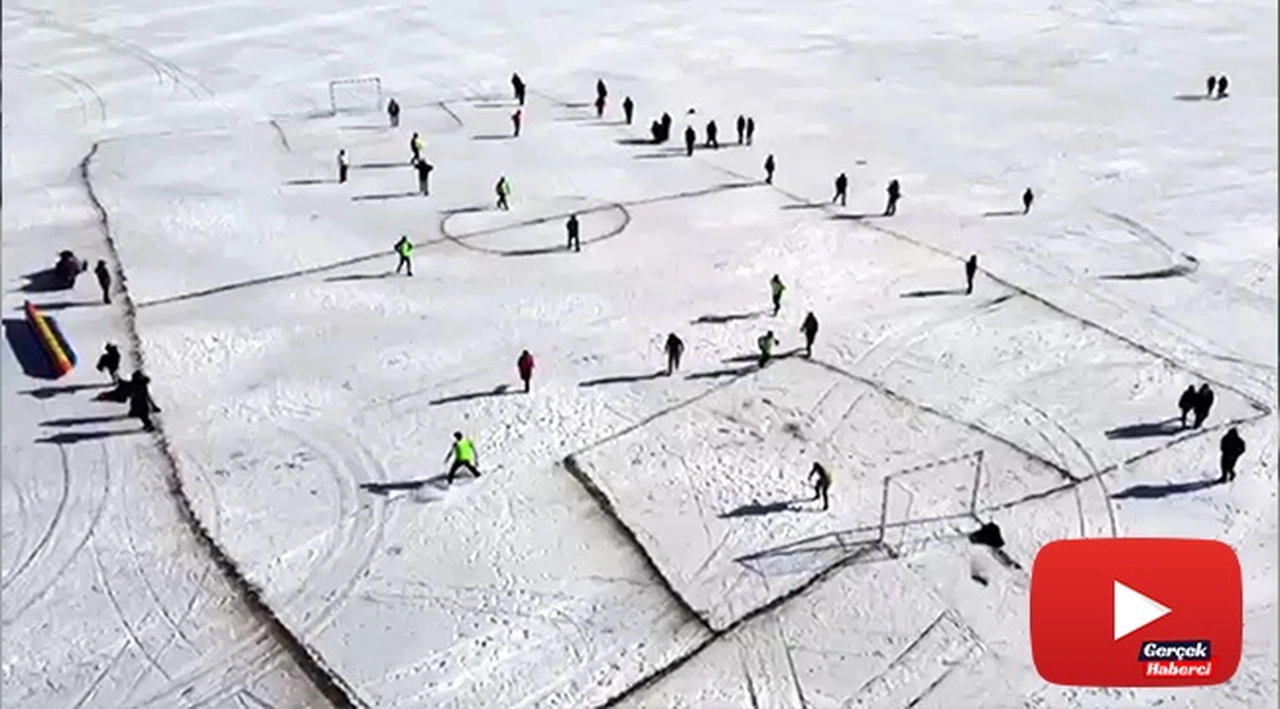 Yüzeyi buzla kaplı Çıldır Gölü'nde futbol keyfi