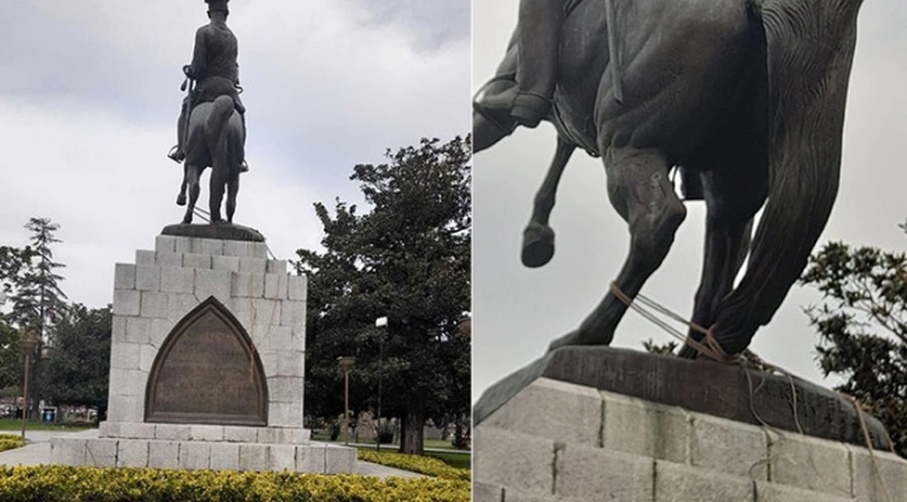 Atatürk anıtına urgan asıp devirmeye çalıştılar: 2 gözaltı