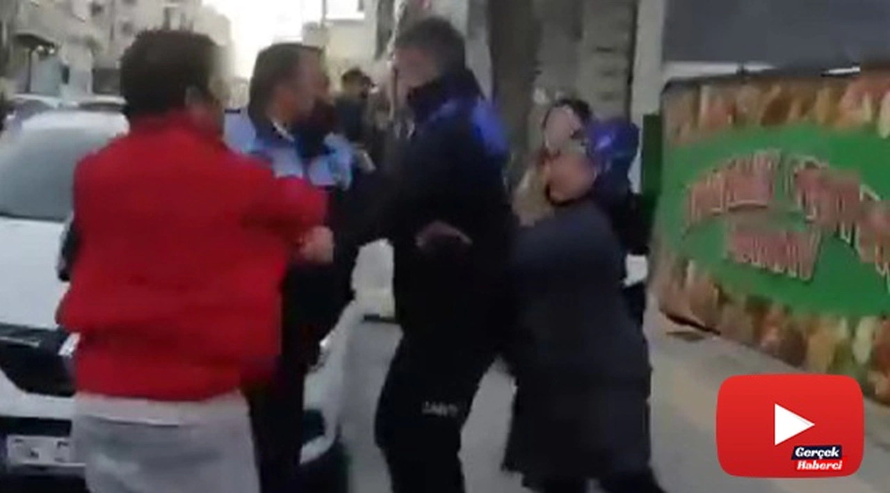 Genç kızı darp edip çantasını çalan hırsız, annenin parke taşlı saldırısıyla karşılaştı